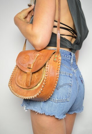 VINTAGE 70S TAN BROWN TOOLED LEATHER SADDLE BAG HIPPY BOHO