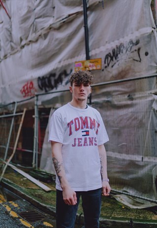 TOMMY JEANS SPELL OUT T SHIRT