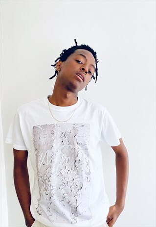 REFLECTIVE GRAPHIC T-SHIRT IN WHITE