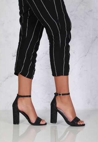 BLOCK HEEL ANKLESTRAP SANDAL IN BLACK