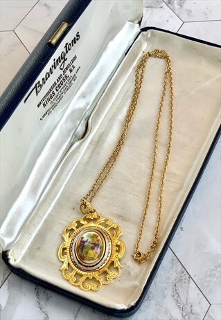 70S COURTING COUPLE NECKLACE PENDANT VINTAGE JEWELLERY