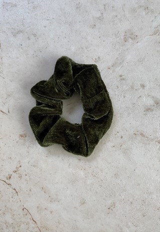 MOSS GREEN VELVET SCRUNCHIE