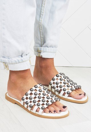 JOSIE WHITE STUDDED CADGE SLIDER