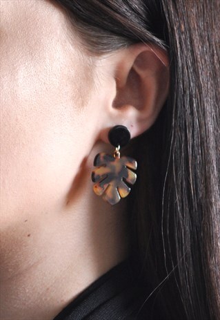 SMALL TORTOISESHELL MONSTERA LEAF EARRINGS