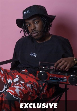 BUCKET HAT IN BLACK WITH WHITE EMBROIDERY