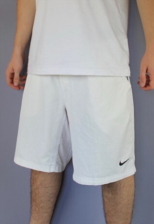 VINTAGE NIKE SHORTS IN WHITE WITH POCKETS, PRINTED LOGO AND
