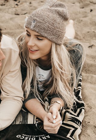 SEAHORSE' EMBROIDERED BEANIE HAT IN CAPPUCCINO BROWN