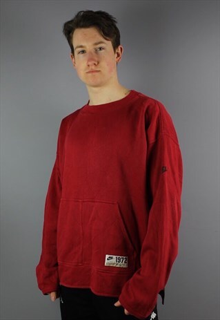 VINTAGE NIKE SWEATSHIRT IN RED AND SIZE LARGE. THICK COTTON.