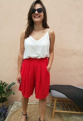 VINTAGE 90S CASUAL HIGH WAISTED LIGHT SHORTS IN BRIGHT RED