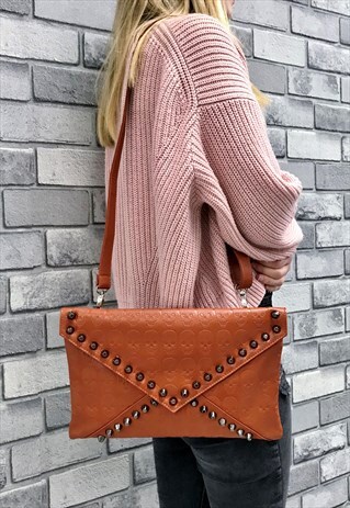 BROWN STUDDED SKULLS CLUTCH BAG