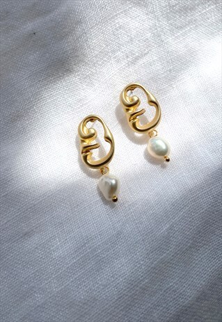 GOLD SWIRL EARRINGS WITH FAUX PEARL DROPPER