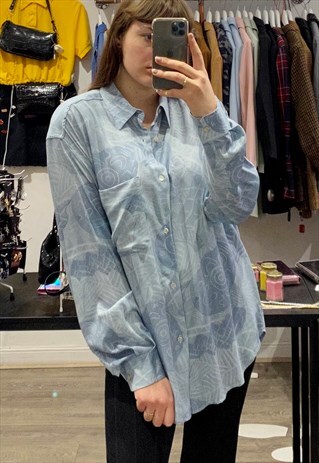 VINTAGE 80S SHIRT BLOUSE IN LIGHT BLUE ABSTRACT PATTERN