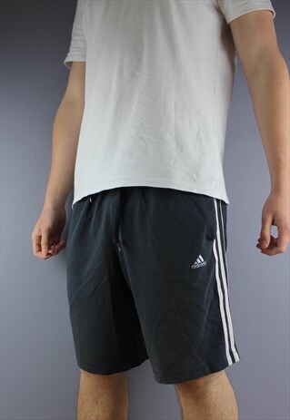 VINTAGE ADIDAS SHORTS IN GREY WITH POCKETS AND EMBROIDERED L