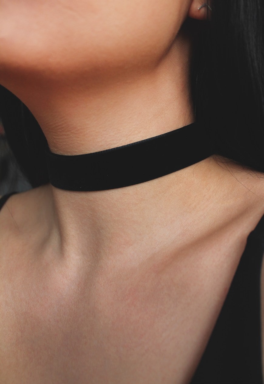 Solid on sale black choker