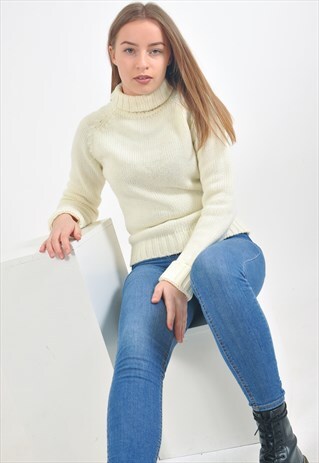 VINTAGE KNITWEAR TURTLE NECK JUMPER IN WHITE