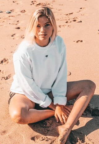 UNISEX SWEATSHIRT IN WHITE WITH MINI BEE EMBROIDERY