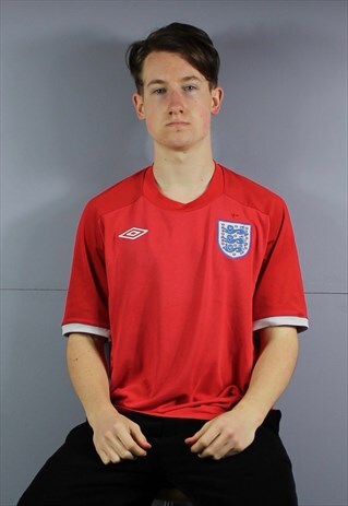 VINTAGE UMBRO ENGLAND FOOTBALL SHIRT IN RED WITH EMBROIDERED