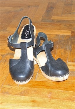 Vintage 90s t-strap leather clogs in black