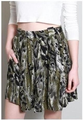 VINTAGE 1980'S GREEN AND BLACK ANIMAL PRINT LOOSE SHORTS