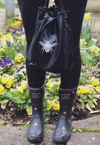 EMBROIDERED BEE BUCKET BAG