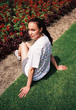 WHITE SHORT SLEEVED T-SHIRT WITH 80'S GEOMETRIC DESIGN
