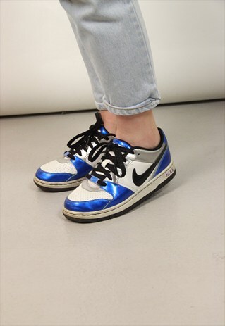 VINTAGE NIKE TRAINERS