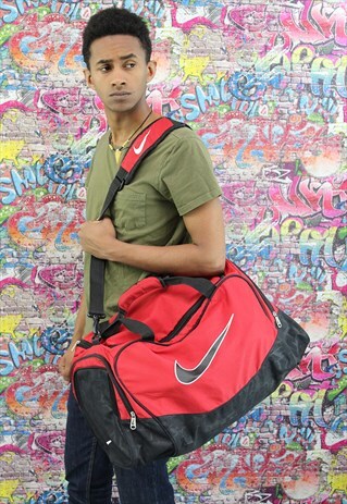 VINTAGE NIKE SPORTS BAG. BRANDED SPORTSWEAR. UNISEX.