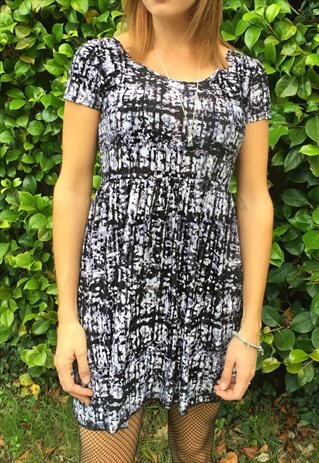 BLACK & WHITE STRETCH SUMMER DRESS
