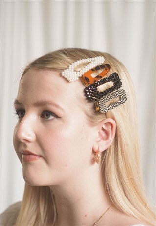 SELECTION OF 4 FASHION HAIR CLIPS
