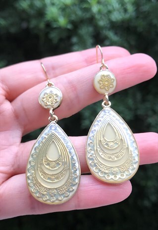 DELICATE GOLD AND CREAM STUD EARRING