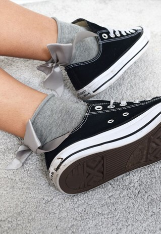 SOCKS WITH GREY RIBBON BOW
