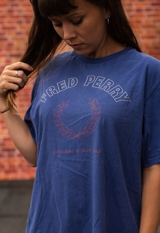 VINTAGE 90S FRED PERRY SPELLOUT T SHIRT IN BLUE & BURGUNDY