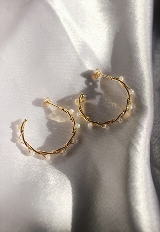 TWISTED HOOPS WITH PEARLS