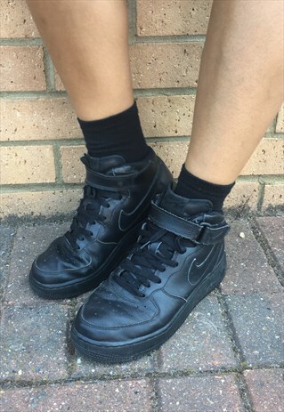 AIR FORCE 1 BLACK TRAINERS