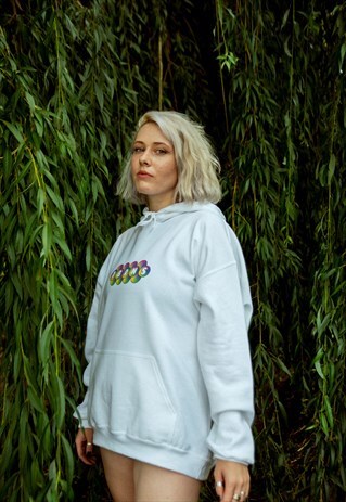 HOODIE IN WHITE WITH GEOMETRIC BUBBLE LOGO PRINT