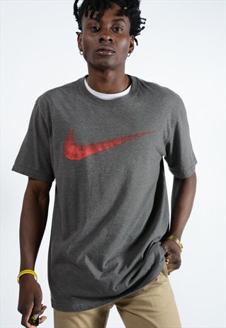 NIKE T-SHIRT IN GREY WITH SWOOSH.