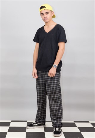 BLACK V-NECK TOMMY TEE