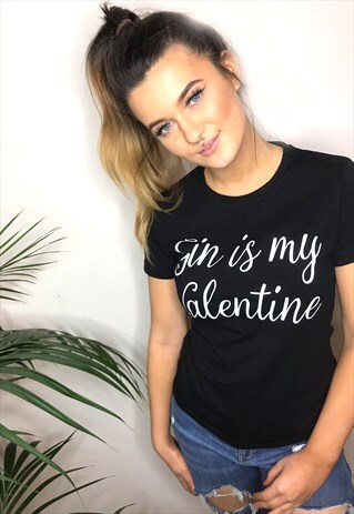 T-SHIRT IN BLACK WITH VALENTINES GIN SLOGAN BLACK TOP