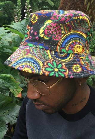 BLACK BUCKET HAT WITH MULTI PRINT