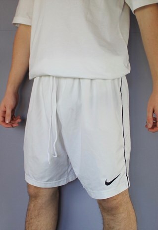 VINTAGE NIKE SHORTS IN WHITE WITH EMBROIDERED LOGO AND DRAWS