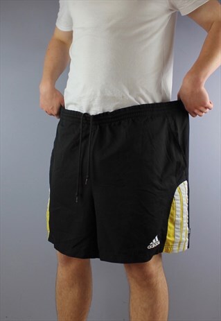 VINTAGE ADIDAS SHORTS IN BLACK WITH POCKETS, A EMBROIDERED L