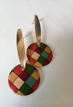 Multicolor wooden and gold tone earrings. 