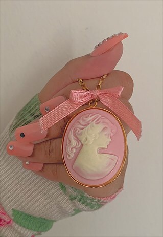 STATEMENT PINK LADY CAMEO NECKLACE ON GOLD CHAIN