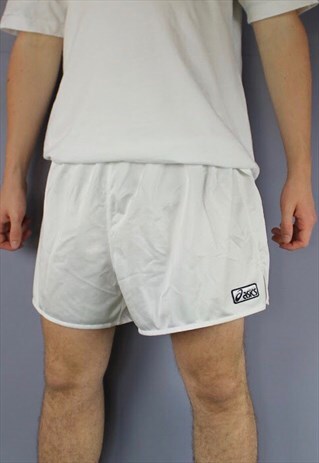 VINTAGE ASICS SHORTS IN WHITE WITH EMBROIDERED LOGO AND DRAW