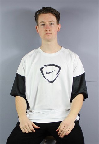 VINTAGE NIKE DRI-FIT GYM T-SHIRT IN WHITE WITH PRINTED LOGO.