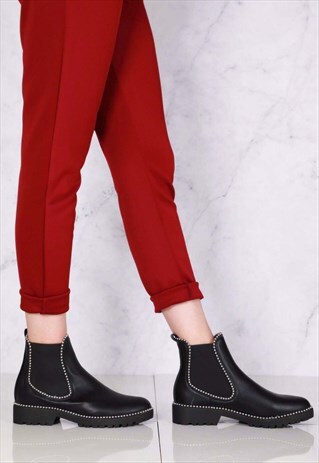 CHUNKY HEEL BOOT IN BLACK MATT