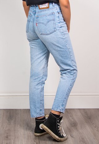 90'S VINTAGE LIGHT BLUE WASH DENIM MOM JEANS
