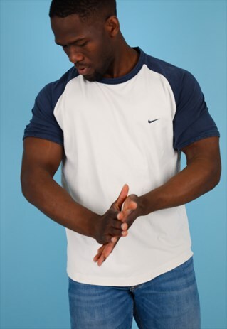 VINTAGE NIKE T-SHIRT IN WHITE NT71