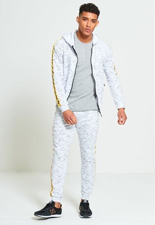 LOOK TO JOGGING BOTTOMS AS YOUR LOUNGEWEAR STAPLE