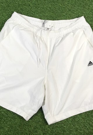 VINTAGE ADIDAS SHORTS IN WHITE WITH POCKETS, DRAWSTRINGS AND